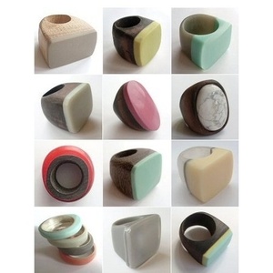 แหวนนิ้วไม้เรซิ่นมีสไตล์สำหรับคนรักแฟชั่น งานฝีมือเรซิ่นทำมือ - Product Image 5