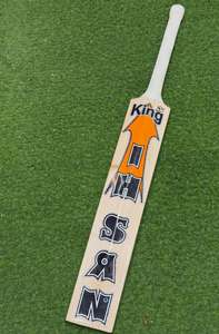 Bate de críquet Ihsan Sports King de madera de sauce inglés, duradero y ligero, con funda protectora de burbujas y lámina de agarre extra incluida. - Product Image 6