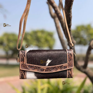 Cartera de Mano Elegante para Mujer, Tallada a Mano, de Cuero Vacuno con Pelo, Cartera Elegante Impermeable, Nuevo Diseño Multiusos - Product Image 1