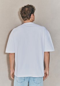 เสื้อยืดทรงหลวมไหล่ตก พิมพ์ลายอนิเมะ - Product Image 4