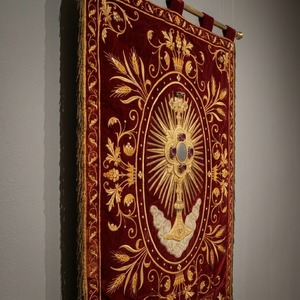 Velo de la Virgen de Terciopelo Rojo con Bordado a Mano de Hilos de Oro, Diseño de Monstranza Eucarística y Flecos para Velo Litúrgico - Product Image 3