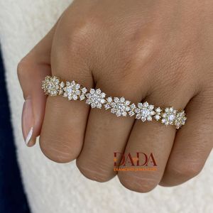 สร้อยข้อมือเพชรทรงกลมดีไซน์ดอกไม้สำหรับผู้หญิง ประดับเพชรแล็บโกรว์ ดีไซน์คลาสสิกเหนือกาลเวลา เครื่องประดับชั้นดี - Product Image 1
