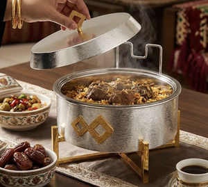 Cazuela redonda para servir comida caliente, estilo buffet, en plata con aspecto martillado y detalles dorados, para fiestas de boda en el Medio Oriente. - Product Image 3