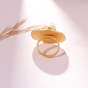 Bague de cocktail classique pour femme en laiton avec perle naturelle blanche ronde, idéale pour le quotidien et les soirées - Product Image 1