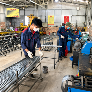 ประตูรั้วเหล็กดัดสั่งทำพิเศษสำหรับวิลล่าหรู ประตูทางเข้าตกแต่งพร้อมเหล็กกล้าแข็งแรงทนทานและเคลือบสีฝุ่นอย่างดี - Product Image 6