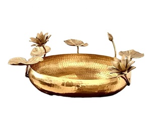 Bandeja de Metal decorativa con flor de Metal hecha a mano, plato de fruta moderno para exhibición y servicio en hoteles y restaurantes - Product Image 1