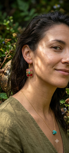 Boucles d'oreilles pendantes ethniques bohèmes vintage faites à la main en laiton plaqué or avec incrustations géométriques de turquoise et de corail, cadeau pour mariage, fiançailles ou fête - Product Image 2