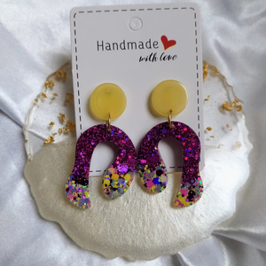 Boucles d'oreilles en résine de style urbain, design moderne, faites à la main, prix d'usine en gros, article en résine - Product Image 1