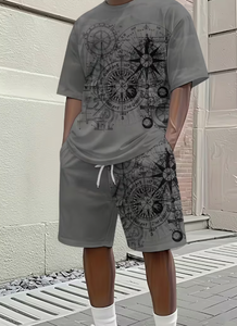 ชุดเสื้อยืดและกางเกงขาสั้นฤดูร้อนสำหรับผู้ชาย สีเทา พิมพ์ลายเข็มทิศ ผ้าถัก ระบายอากาศได้ดี สไตล์ลำลอง สตรีทแวร์ ชุดสองชิ้น - Product Image 4
