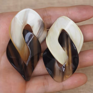Élégantes boucles d'oreilles en corne de bœuf polie - Design animal écologique pour le quotidien et les événements festifs - Fabricant et fournisseur d'Inde - Product Image 1