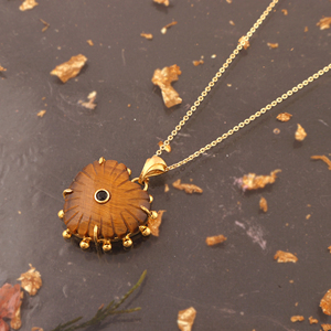 Collar con colgante en forma de corazón de ojo de tigre natural con circonita cúbica, latón chapado en oro de 18k, collar de cuentas de diseño tallado a mano. - Product Image 3