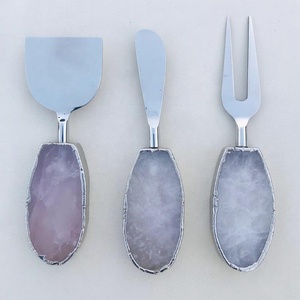 Couverts rustiques avec ensemble de fromage à poignée blanche avec épandeur de fromage décoratif à poignée blanche en résine ronde - Product Image 5