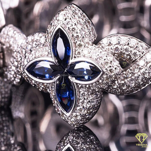 Esta lujosa pulsera de moissanita presenta un elegante diseño floral inspirado en mariposas, realzado con un azul real intenso. - Product Image 6