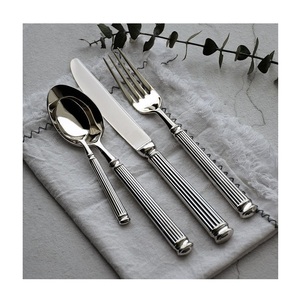 Cubiertos de Acero Inoxidable – Cubertería Italiana de Lujo con Acabado Artesanal y Mangos con Diseño de Columna Acanalada - Product Image 4