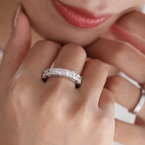 Nouvelle arrivée : Bague en or blanc 14 carats avec diamant de laboratoire taille princesse 4 mm, alliance de mariage demi-éternité de luxe à 7 pierres, style princesse. - Product Image 1