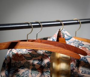 Porte-manteau décoratif en bois courbé, support minimaliste moderne pour rangement, idéal pour usage résidentiel, commercial et hôtelier - Product Image 4