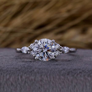 Anillo de compromiso de diamante cultivado en laboratorio de corte redondo de oro macizo de 18 quilates, Diamante de marquesa lateral certificado IGI, regalo de aniversario de boda perfecto - Product Image 1