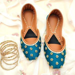 Zapatos Khussa Hechos a Mano de Diseño Personalizado en Color Sólido para Mujer, Zapatos Khussa Punjabi al por Mayor, Khussa Hechos a Mano en Varios Colores - Product Image 5