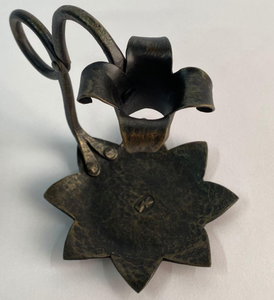Support de bougie en fer forgé bronze antique, fait main, avec base en lotus, pour bougies coniques – Vente en gros - Product Image 4