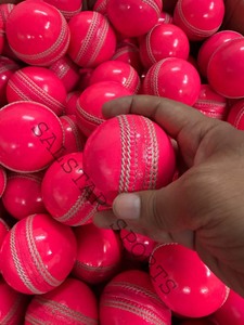 Ballon de cricket de qualité supérieure, cousu à la main, en cuir de première qualité, deux pièces, taille adulte, 156 g, rose, pour l'entraînement, logo personnalisé - Product Image 6