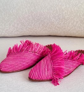 Mules de Rafia Hechos a Mano: Babuchas Marroquíes Rosas - Product Image 1