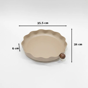 Plateau de service classique en métal noir mat avec bord festonné ondulé et poignée en bois, assiette décorative en fer pour la maison et les fêtes - Product Image 2