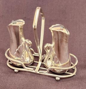 Ensemble de salières et poivrières décoratives en verre avec support métallique et motif d'oiseau sur le dessus - Product Image 6