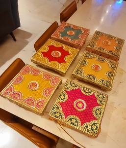 Coffret cadeau festif artisanal comprenant des boîtes carrées exquises ornées de tissu brocart riche et d'un travail de dentelle dorée complexe. - Product Image 1
