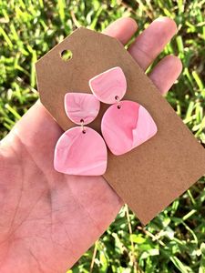 Boucles d'oreilles en résine faites à la main avec des designs uniques, accessoires de bijoux légers et tendance pour femmes, filles, fêtes, mariages - Product Image 4