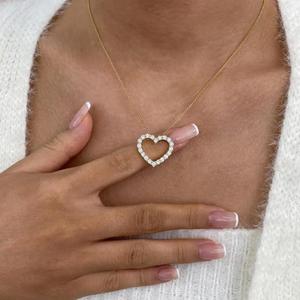Collar con colgante de diamante en forma de corazón con diamante redondo brillante para mujer, colgante de corazón abierto en oro amarillo de 14 quilates, regalo de lujo para ella. - Product Image 2