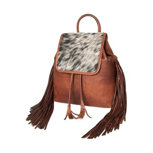 Mochila Unisex de Cuero Genuino Hecha a Mano con Pelo de Vaca, Forro de Poliéster Impermeable y Flecos Estilo Western - Product Image 2