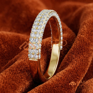 Bague personnalisée en or massif 14K/18K |   Bague en diamant de laboratoire |   Centre taillé en émeraude avec pierres latérales rondes | Fournisseur de bijoux en diamants fins - Product Image 1