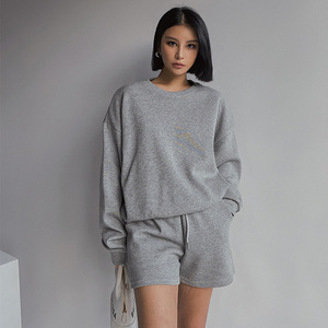 Conjunto de Sudadera y Pantalones Cortos para Mujer, Color Gris Sólido, Corte Holgado, Cuello Redondo, con Logotipo Frontal, Ropa Casual, Manga Larga, Algodón Transpirable - Product Image 3