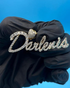 จี้เพชรโมอิสซาไนต์ VVS แบบกำหนดเองได้ ตัวอักษรชื่อ จี้เงินแท้ 925 สไตล์ฮิปฮอป เครื่องประดับผู้ชาย จี้ชื่อแบบ Iced Out สำหรับเป็นของขวัญ - Product Image 1