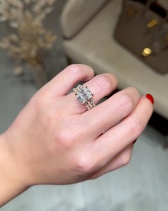 Bague de fiançailles pour femme avec diamant de laboratoire taille radiant 5 carats |   Bague de promesse de mariage et de fiançailles en or 18 carats de luxe certifiée - Product Image 1