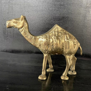 Décoration de table en laiton fait main de luxe en forme de chameau pour l'affichage dans les restaurants et les intérieurs à thème culturel - Product Image 1