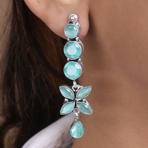 Boucles d'oreilles pendantes tendance en laiton argenté oxydé multi-pierres, vente en gros |   Boucles d'oreilles florales bicolores pour femmes |   Fournisseur de bijoux en gros - Product Image 5