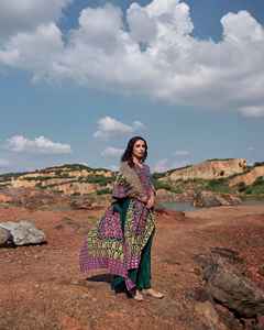 Confeccionado a mano, adornado con lentejuelas geométricas y bordados a mano con espejos en toda la prenda delantera y trasera. Se combina con pantalones anchos de crepé. - Product Image 6