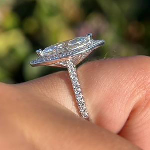 Anillo de compromiso y boda clásico con diamante marquise de 2.70 quilates cultivado en laboratorio, certificado IGI, engaste invisible en oro, ideal para fiestas. - Product Image 3