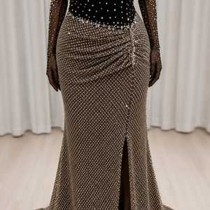 Vestido de noche sirena sin tirantes con pedrería negra, malla transparente natural transpirable, abertura alta, ajustado al cuerpo, largo hasta el suelo - Product Image 6