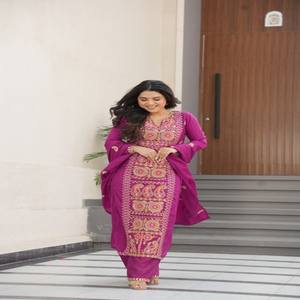 Ensemble haut, pantalon et dupatta VASTRA COTTAGE, brodé au fil de Chinnon Zari, manches longues, col rond, doublure en coton, tenue traditionnelle - Product Image 3