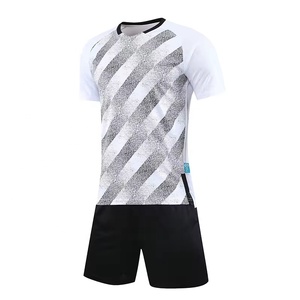 Uniforme de fútbol para hombre de color sólido con logotipo personalizado por sublimación con número de equipo, conjunto de camiseta y pantalón de fútbol para hombre - Product Image 1