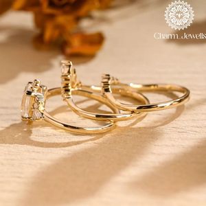 Bague de fiançailles et d'éternité classique Charm_Jewells pour femme, en argent plaqué or rose 18 carats, avec moissanite taille coussin et sertissage à griffes - Product Image 2
