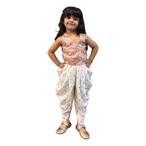 Twisha Xpressions Ensemble haut sans manches et dhoti orné de motifs Paisley pour petites filles, couleur pêche et blanc, en polyester, tenue de fête ethnique élégante - Product Image 1