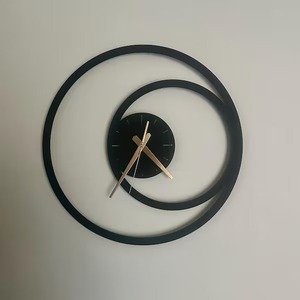 Horloge murale minimaliste en métal noir, forme circulaire, idéale pour le bureau et la décoration de l'espace de travail, ajoute une touche élégante et professionnelle, en provenance d'Inde. - Product Image 1