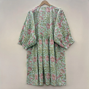 Robe mini bohème en coton écologique, imprimé floral fait main, col en V, manches 3/4, ourlet à volants en dentelle, lavable, naturelle - Product Image 2