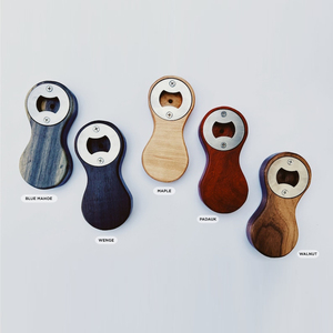 Ouvre-bouteille élégant en bois de noyer avec poignée arrondie et accents métalliques, moderne et fonctionnel, accessoire de bar. - Product Image 5