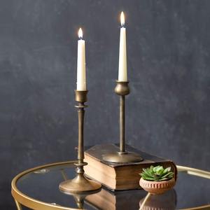 Candelabro de metal de alta calidad que puede elevar instantáneamente el ambiente de una habitación con una sofisticación discreta. - Product Image 2