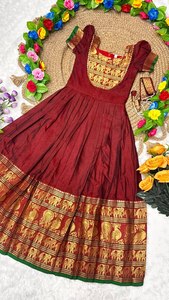 Presentando el nuevo vestido de seda Chinon de diseñador con estampado digital y trabajo de lentejuelas bordadas, lista para usar, de la colección Ready To Wear. - Product Image 5