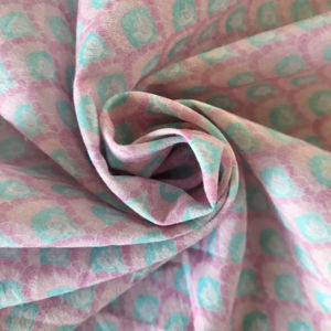 ผ้าฝ้ายพิมพ์ลายด้วยมือ – พื้นสีชมพูอมเทา พิมพ์ลายบูติเรขาคณิตสีเขียวอมฟ้า ผ้าพื้นเมืองอินเดีย - Product Image 1